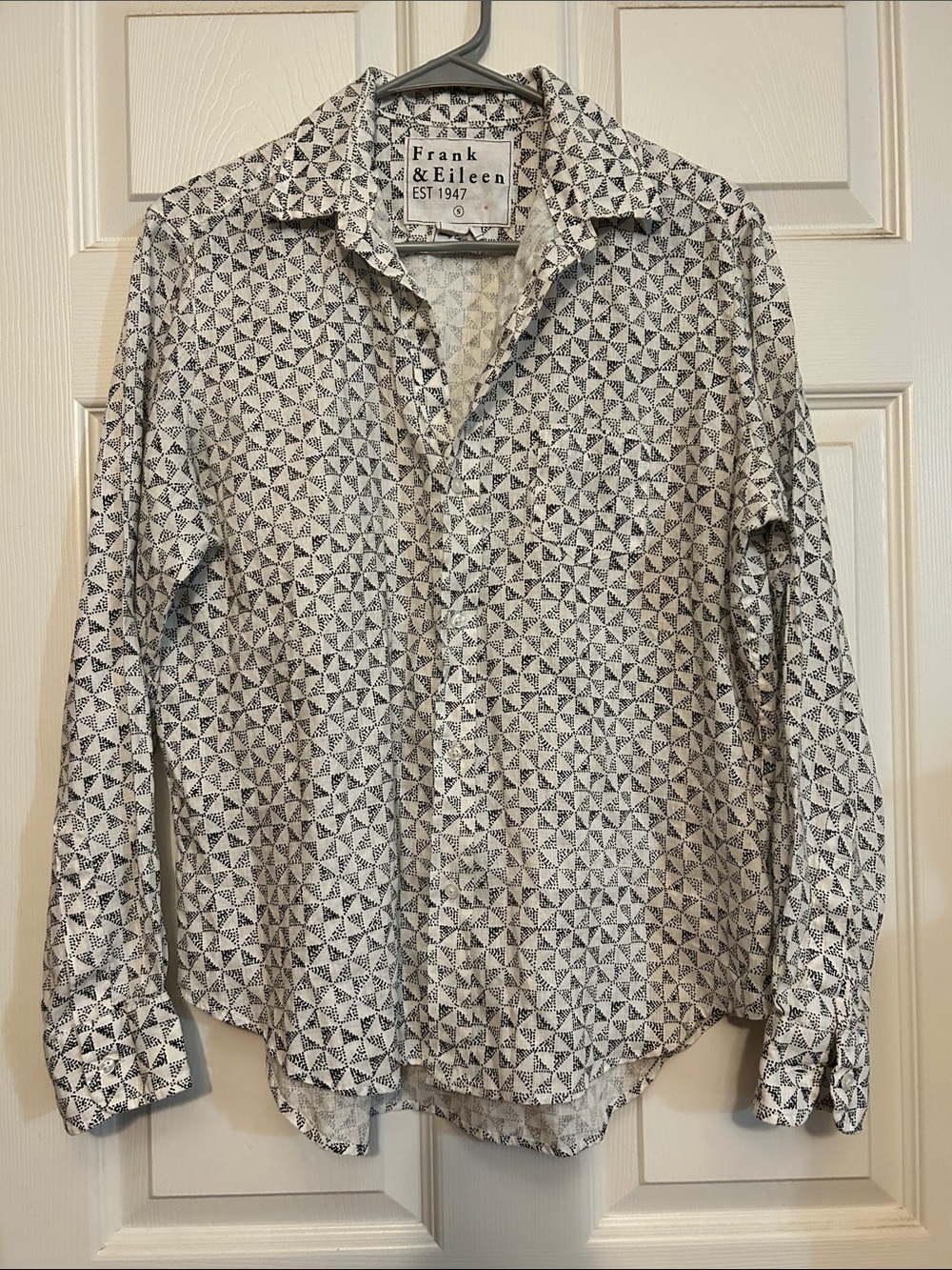 Frank & Eileen Eileen Linen White Shirt with Black Geometric Print
